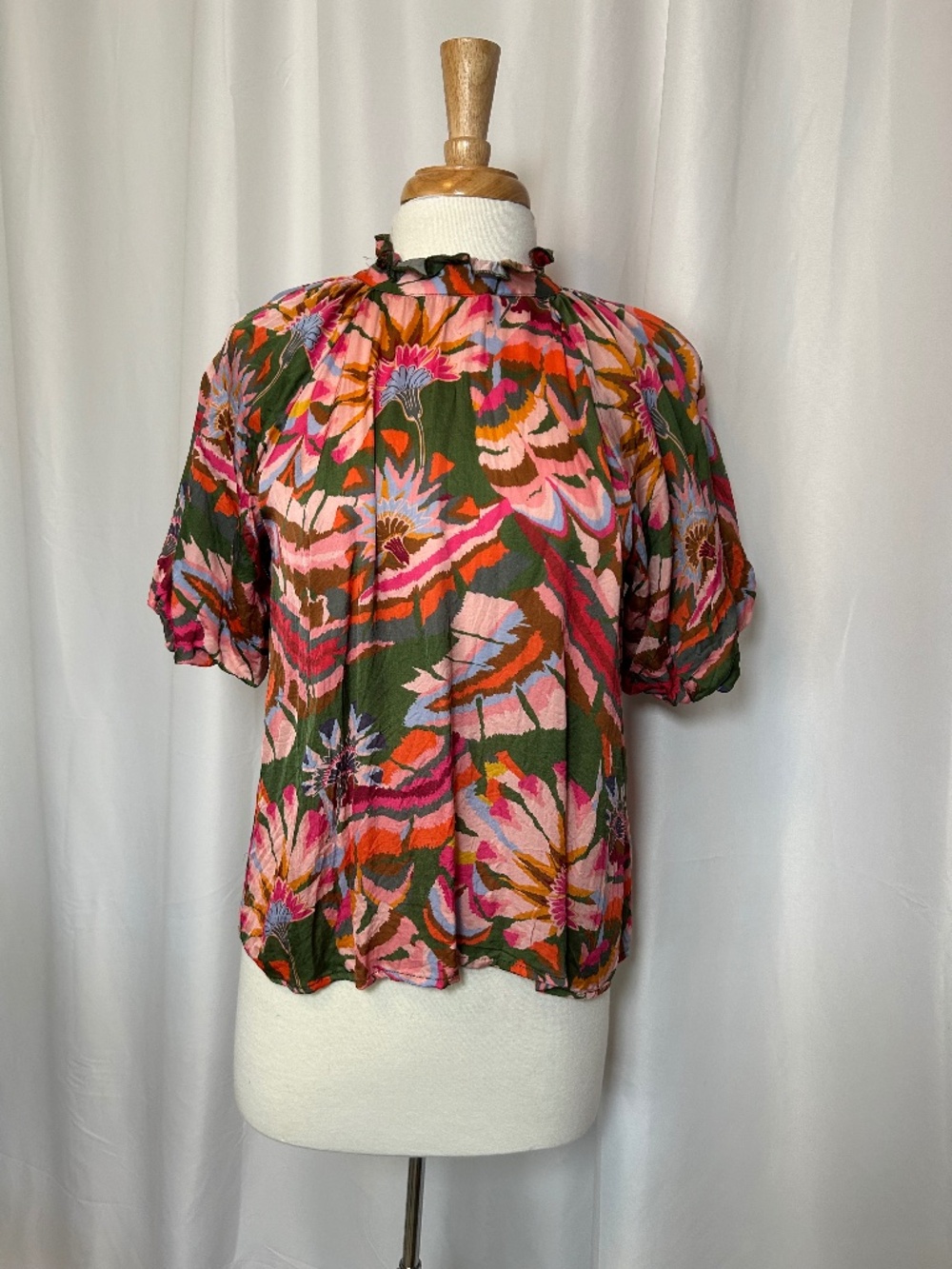 THML FLORAL-PRINT PUFF-SLEEVE BLOUSE - SIZE MEDIUM